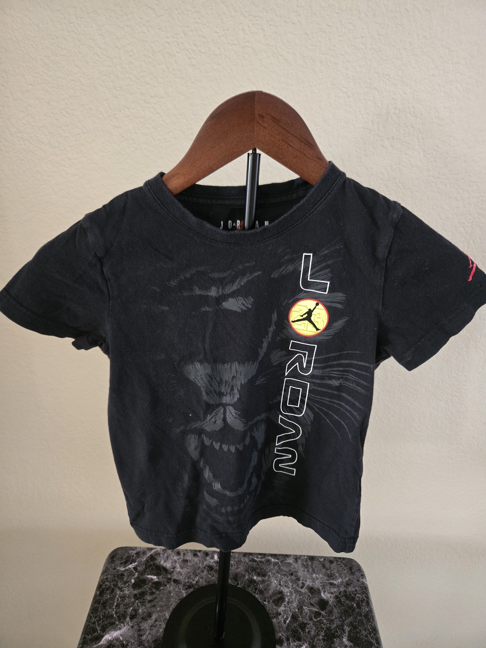 Jordan Boys' Black Short-Sleeve Graphic Tee Size L 7